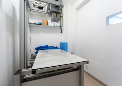 veterinar-ilustrace Stůl pro rentgenová vyšetření.